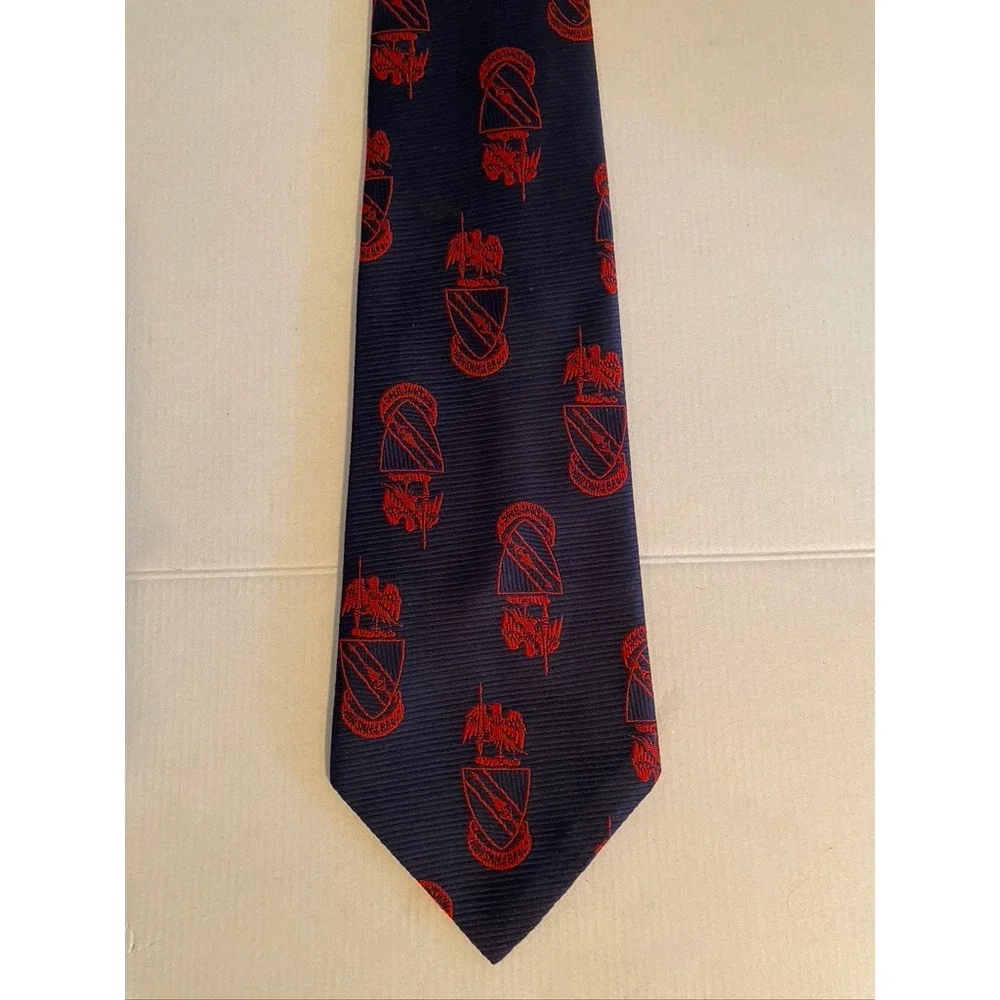 Danbury Mens Navy Blue Red Crest Eagle Motif Silk Blend Necktie 3.25 Inch Width